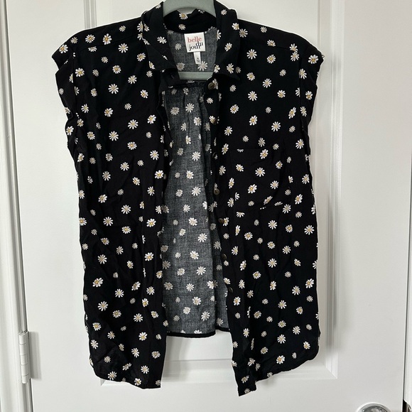 Belle Du Jour Daisy Collared Button Down Daisy Blouse - Picture 1 of 3